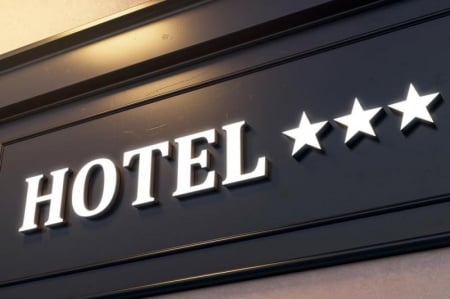 Les atouts d'une enseigne en relief pour attirer vos clients